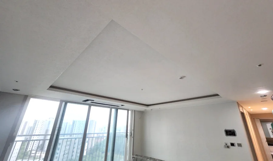 파주 동패동 34평 아파트 거실 천장 실크 도배 뒤