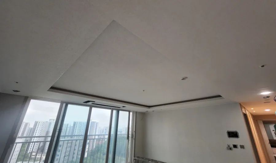파주 동패동 34평 아파트 거실 천장 실크 도배 뒤