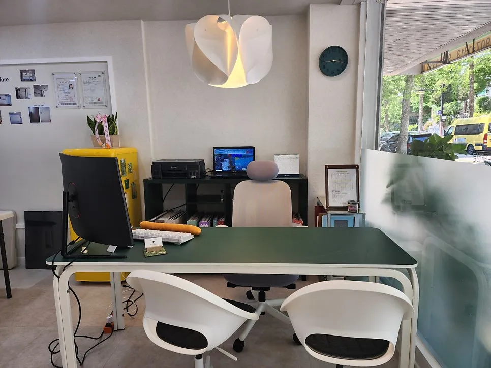 일산동구 정발산동 매장 상담 테이블과 샘플북